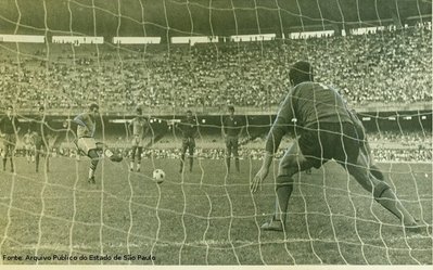 Partida entre Brasil e Portugal em 1964.<br><br/>
Palavras-chave: relações culturais, esporte, futebol, competição.