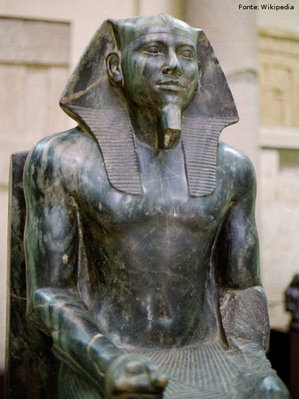 Estátua egípcia de Quéfren.
<br><br/>
Palavras-chave: relações culturais, Antiguidade Egípcia, urnas funerárias, mumificação, arqueologia.