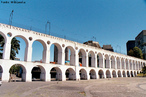 O Aqueduto da Carioca, popularmente conhecido como Arcos da Lapa, foi originalmente construdo, como o prprio nome oficial indica, para ser um aqueduto, levando as guas do Rio da Carioca para a cidade do Rio de Janeiro. Os Arcos da Lapa foram concludos em 1750 e em 1896 o aqueduto passou a ser utilizado como viaduto para os bondes que ligavam o centro do Rio de Janeiro at o morro de Santa Tereza. Hoje, essa linha de bonde ainda est ativa, porm com finalidade turstica. <br></br> Palavras-chave: relaes culturais, patrimnio histrico, ponto turstico, aqueduto, arcos da Lapa, Rio de Janeiro.