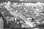 Nesta foto de 1944 a Av. Presidente Vargas está em fase final de construção. <br></br> Palavras-chave: relações de produção, trabalho, poder, cultura, Rio de Janeiro, Getúlio Vargas, urbanização, desenvolvimento.