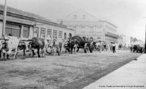 Tropeiros de passagem na cidade de Castro, no Paran.<br><br/> Palavras-chave: relaes de poder, relaes culturais, Paran, Curitiba, sculo XX.