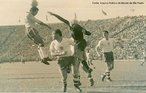 A Copa do Mundo FIFA de 1962 foi a stima edio da Copa do Mundo FIFA de Futebol, que ocorreu de 30 de maio at 17 de junho. O evento foi sediado no Chile. A grande campe desta copa foi a Seleo Brasileira de Futebol que contou com muitos jogadores da Copa da Sucia, como Gilmar, Djalma Santos, Nilton Santos, Didi, Zagallo, Vav, Pepe, Zito, Garrincha e Pel. Na primeira partida do Brasil, o jogador Pel marcou seu primeiro gol, mas se contundiu, no podendo continuar no campeonato. A partir disso, muitos dizem que esta foi a Copa de Garrincha, considerado por alguns como o melhor jogador da Copa e um dos principais responsveis pela conquista brasileira. <br><br/> Palavras-chave: relaes culturais, esporte, futebol, competio.