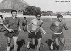 A Copa do Mundo FIFA de 1962 foi a stima edio da Copa do Mundo FIFA de Futebol, que ocorreu de 30 de maio at 17 de junho. O evento foi sediado no Chile. A grande campe desta copa foi a Seleo Brasileira de Futebol que contou com muitos jogadores da Copa da Sucia, como Gilmar, Djalma Santos, Nilton Santos, Didi, Zagallo, Vav, Pepe, Zito, Garrincha e Pel. Na primeira partida do Brasil, o jogador Pel marcou seu primeiro gol, mas se contundiu, no podendo continuar no campeonato. A partir disso muitos dizem que esta foi a Copa de Garrincha, considerado por alguns como o melhor jogador da Copa e um dos principais responsveis pela conquista brasileira.<br><br/> Palavras-chave: relaes culturais, esporte, futebol, competio.