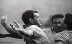 A Copa do Mundo FIFA de 1966, oitava edio da competio, foi sediada na Inglaterra de 11 de julho a 30 de julho. A Inglaterra foi escolhida como anfitri pela FIFA em agosto de 1960 para celebrar o centenrio da codificao do futebol na Inglaterra. Foi um ano de triunfo para os donos da casa, uma vez que o English Team venceu a final batendo a Alemanha Ocidental por 4 a 2, conquistando assim o primeiro e nico ttulo mundial dos ingleses.<br><br/> Palavras-chave: relaes culturais, esporte, futebol, competio.