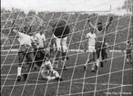 A Copa do Mundo FIFA de 1966, oitava edio da competio, foi sediada na Inglaterra de 11 de julho a 30 de julho. A Inglaterra foi escolhida como anfitri pela FIFA em agosto de 1960 para celebrar o centenrio da codificao do futebol na Inglaterra. Foi um ano de triunfo para os donos da casa, uma vez que o English Team venceu a final batendo a Alemanha Ocidental por 4 a 2, conquistando assim o primeiro e nico ttulo mundial dos ingleses.<br><br/> Palavras-chave: relaes culturais, esporte, futebol, competio.