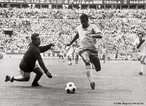 A Copa do Mundo FIFA de 1970, a nona edio do torneio, foi disputada no Mxico, de 31 de maio at 21 de junho. O torneio de 1970 foi a primeira Copa do Mundo disputada na Amrica do Norte, e a primeira disputada fora da Amrica do Sul e da Europa. O Brasil bateu a Itlia por 4 a 1 e se tornou a primeira equipe a ter o ttulo de campeo mundial por trs vezes, sendo permitida a posse definitiva da Taa Jules Rimet. <br><br/> Palavras-chave: relaes culturais, esporte, futebol, competio.