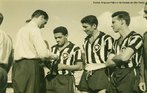 Os campeões mundiais das Copa do Mundo de 1958 Garrincha, Nilton Santos e Zagallo quando eram colegas no Botafogo, clube de futebol do Rio de Janeiro.<br><br/> Palavras-chave: relações culturais, esporte, futebol, competição.