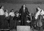 O maestro e orquestra Heitor Villa-Lobos após concerto em Israel, Tel Aviv, em 1952.<br></br> Palavras-chave: arte, música, modernismo, relações culturais. 