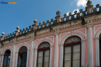 A Casa Elfrida Lobo est situada na rea envoltria do centro Histrico de Paranagu, no cruzamento da Rua Dr. Leocdio com a Rua Fernando Simas. Sua construo deu-se no final do sculo XIX e incio do sculo XX. Em estilo ecltico, a casa abrigou durante trs geraes (1930 a 1970) a famlia Lobo, o que lhe valeu a designao.Atualmente o casaro pertence  Prefeitura Municipal de Paranagu, tendo a denominao Casa Elfrida Lobo, figura ilustre da sociedade parnanguara que muito se preocupou com a conservao do imvel. <br><br/> Palavras-chave: Casa Elfrida Lobo, Centro Histrico, Paranagu, casario antigo, patrimnio histrico