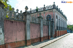 A Casa Elfrida Lobo est situada na rea envoltria do centro Histrico de Paranagu, no cruzamento da Rua Dr. Leocdio com a Rua Fernando Simas. Sua construo deu-se no final do sculo XIX e incio do sculo XX. Em estilo ecltico, a casa abrigou durante trs geraes (1930 a 1970) a famlia Lobo, o que lhe valeu a designao.Atualmente o casaro pertence  Prefeitura Municipal de Paranagu, tendo a denominao Casa Elfrida Lobo, figura ilustre da sociedade parnanguara que muito se preocupou com a conservao do imvel. <br><br/> Palavras-chave: Casa Elfrida Lobo, Centro Histrico, Paranagu, casario antigo, patrimnio histrico. 