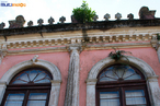 A Casa Elfrida Lobo est situada na rea envoltria do centro Histrico de Paranagu, no cruzamento da Rua Dr. Leocdio com a Rua Fernando Simas. Sua construo deu-se no final do sculo XIX e incio do sculo XX. Em estilo ecltico, a casa abrigou durante trs geraes (1930 a 1970) a famlia Lobo, o que lhe valeu a designao.Atualmente o casaro pertence  Prefeitura Municipal de Paranagu, tendo a denominao Casa Elfrida Lobo, figura ilustre da sociedade parnanguara que muito se preocupou com a conservao do imvel. <br><br/> Palavras-chave: Casa Elfrida Lobo, Centro Histrico, Paranagu, casario antigo, patrimnio histrico.