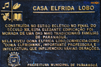 A Casa Elfrida Lobo est situada na rea envoltria do centro Histrico de Paranagu, no cruzamento da Rua Dr. Leocdio com a Rua Fernando Simas. Sua construo deu-se no final do sculo XIX e incio do sculo XX. Em estilo ecltico, a casa abrigou durante trs geraes (1930 a 1970) a famlia Lobo, o que lhe valeu a designao.Atualmente o casaro pertence  Prefeitura Municipal de Paranagu, tendo a denominao Casa Elfrida Lobo, figura ilustre da sociedade parnanguara que muito se preocupou com a conservao do imvel. <br><br/> Palavras-chave: Casa Elfrida Lobo, Centro Histrico, Paranagu, casario antigo, patrimnio histrico.