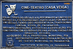 A Casa Veiga foi de propriedade particular por mais de um sculo. Nela viveu a famlia Veiga at os anos 70. Foi construda com pedras de um forte que tinha naquela regio, as mesmas pedras tambm foram utilizadas para fazer a Igreja do Bom Jesus, destruda em 1938. <br><br/> Palavras-chave: relaes sociais de produo, trabalho, poder, cultura, Paranagu, Paran, centro histrico, cine-teatro.