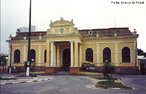 A estao de Paranagu foi inaugurada em 1883 juntamente com o curto trecho Morretes-Paranagu, estendido at Curitiba dois anos depois. Paranagu venceu a disputa com a cidade de Antonina, tambm um porto, e que reivindicava a linha at l. At hoje a estao de Paranagu recebe trens de passageiros, que vo quase todos os dias desde Curitiba para apreciar as maravilhosas paisagens da descida da Serra do Mar pelo trem que  um dos poucos do Brasil que ainda atendem passageiros. Mais modesta no incio, a estao foi ampliada em 1922 e ganhou as feies atuais. <br></br> Palavras-chave: relaes culturais, estao ferroviria, Paranagu, patrimnio histrico.