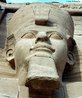 Estátua de Ramsés II foi o terceiro Faraó da XIX dinastia egípcia. Reinou entre 1279 a.C. e 1213 a.C. <br><br/> Palavras-chave: Egito antigo, faraó, Ramsés II, relações de poder na atinguidade oriental.