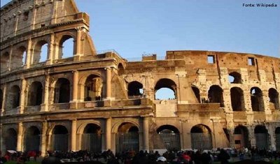 O Coliseu, também conhecido como Anfiteatro Flaviano, deve seu nome à expressão latina Colosseum (ou Coliseus, no latim tardio), devido à estátua colossal de Nero, que ficava perto a edificação. Localizado no centro de Roma, é uma excepção de entre os anfiteatros pelo seu volume e relevo arquitectónico. Originalmente capaz de albergar perto de 50 000 pessoas e com 48 metros de altura, era usado para variados espetáculos. Foi construído a Este do Fórum romano e demorou entre 8 a 10 anos a ser construído.<br><br/>
Palavras-chave: relações de poder, Estado, Roma Antiga, coliseu, Império Romano.