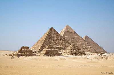 Essas três majestosas pirâmides foram construídas como tumbas reais para os Reis Quéops, Quéfren e Miquerinos , respectivamente pai, filho e neto.<br><br/>
Palavras-chave: relações de poder, Estado, faraós, Império, pirâmides, tumbas, escravidão.
