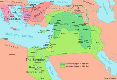 Em 729 a.C. os assírios conquistaram a Babilônia. Teglatefalasar III também conteve a expansão da Média no oriente e tentou sem sucesso conquistar o reino de Urartu, situado no Ararat. Israel foi conquistada no primeiro ano do reinado de Sargão II (721 a.C. - 705 a.C.). Cerca de 27.000 israelitas foram deportados. Seu sucessor, Senaquerib (705 a.C. - 681 a.C.), transferiu a capital de Assur para Nínive. O filho e sucessor de Senaquerib foi Esarhaddon, também conhecido por Assaradon (681 a.C. - 669 a.C.), que expandiu seus domínios ao Nilo, estabelecendo sobre o Egito uma dominação inicialmente precária, tendo também reconstruído a Babilônia que fora destruída por seu pai, a qual pode ter se tornado a nova capital do Império Assírio durante algum período.<br><br/>
Palavras-chave: relações de poder, relações culturais, antiguidade oriental.
