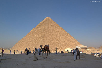 A tumba do Faraó Quéops, da quarta dinastia Egípcia, cujo reinado se estendeu de 2551 a 2528 a.C.. É a maior das três pirâmides localizadas em Gizé. Tinha altura original de 146,6 metros, mas atualmente mede em torno de 137,16 m pois falta-lhe parte do seu topo e o revestimento.<br><br/>
Palavras-chave: relações de poder, Estado, Antiguidade oriental, Egito Antigo, pirâmide, Quéops, Gizé.