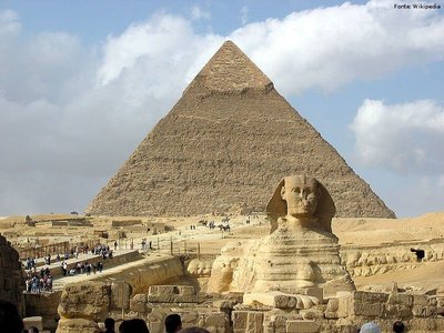 A grande pirâmide, de 450 pés de altura, é a maior de todas as 80 pirâmides do Egito e foi construída cerca de 2550 a.C para o Faraó Quéops. Se a grande pirâmide estivesse na cidade de Nova Iorque por exemplo, ela poderia cobrir sete quarteirões. Todos os quatro lados são praticamente do mesmo comprimento, com uma exatidão não existente apenas por alguns centímetros.
<br><br/>
Palavras-chave: relações de poder, Estado, faraó, Gizé, Quéops.