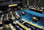 Nesse espao, na Capital Federal, os parlamentares renem-se anualmente, de 2 de fevereiro a 17 de julho e de 1 de agosto a 22 de dezembro. At a Emenda Constitucional n 50, de fevereiro de 2006 (EC50/2006), o periodo era de 15 de fevereiro a 30 de junho e de 1 de agosto a 15 de dezembro (Regimento interno da Cmara dos Deputados). O Congresso Nacional  presidido pelo Presidente do Senado Federal, j que o Presidente da Cmara  o terceiro na sucesso presidencial.<br><br/> Palavras-chave: relaes de poder, Estado, Poder Legislativo, Senado Federal, parlamentares, Congresso Nacional.