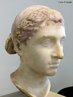 Clepatra VII Thea Filopator foi a ltima rainha da dinastia de Ptolomeu, general que governou o Egito aps a conquista daquele pas pelo rei Alexandre III da Macednia. Era filha de Ptolomeu XII e de Clepatra V, uma das mulheres mais conhecidas da histria da humanidade e um dos governantes mais famosos do Egito. A monarca foi uma grande negociante, estrategista militar, falava seis idiomas e conhecia filosofia, literatura e arte gregas.<br><br/> Palavras-chave: Clepatra. Egito Antigo. Grcia Antiga. Dinastia Ptomoleu.