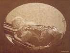D. Pedro II, vestido com o uniforme de Marechal do Exército, em seu leito de morte. O livro sob a cabeça simbolizava que sua mente repousa sobre o conhecimento mesmo na morte. 5 de dezembro de 1891. <br><br/> Palavras-chave: relações de poder, Estado, imperador D. Pedro II, Brasil.