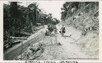 A Estrada de Ferro Madeira-Mamor  uma ferrovia construda entre 1907 e 1912 para ligar Porto Velho a Guajar-Mirim, no atual Estado de Rondnia, no Brasil. Ficou conhecida  poca como a Ferrovia do Diabo, devido  morte de milhares de trabalhadores durante a construo, causada sobretudo por doenas tropicais, complementar  lenda de que sob cada um de seus dormentes existia um cadver. Fotos da Coleo Percival Farquhar do Museu Histrico Nacional.<br><br/> Palavras-chave: relaes de poder, relaes culturais, modernizao, sculo XX.