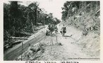 A Estrada de Ferro Madeira-Mamor  uma ferrovia construda entre 1907 e 1912 para ligar Porto Velho a Guajar-Mirim, no atual Estado de Rondnia, no Brasil. Ficou conhecida  poca como a Ferrovia do Diabo, devido  morte de milhares de trabalhadores durante a construo, causada sobretudo por doenas tropicais, complementar  lenda de que sob cada um de seus dormentes existia um cadver. Fotos da Coleo Percival Farquhar do Museu Histrico Nacional.<br><br/> Palavras-chave: relaes de poder, relaes culturais, modernizao, sculo XX.