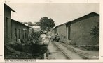 A Estrada de Ferro Madeira-Mamor  uma ferrovia construda entre 1907 e 1912 para ligar Porto Velho a Guajar-Mirim, no atual Estado de Rondnia, no Brasil. Ficou conhecida  poca como a Ferrovia do Diabo, devido  morte de milhares de trabalhadores durante a construo, causada sobretudo por doenas tropicais, complementar  lenda de que sob cada um de seus dormentes existia um cadver. Fotos da Coleo Percival Farquhar do Museu Histrico Nacional.<br><br/> Palavras-chave: relaes de poder, relaes culturais, modernizao, sculo XX.