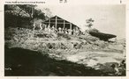 A Estrada de Ferro Madeira-Mamor  uma ferrovia construda entre 1907 e 1912 para ligar Porto Velho a Guajar-Mirim, no atual Estado de Rondnia, no Brasil. Ficou conhecida  poca como a Ferrovia do Diabo, devido  morte de milhares de trabalhadores durante a construo, causada sobretudo por doenas tropicais, complementar  lenda de que sob cada um de seus dormentes existia um cadver. Fotos da Coleo Percival Farquhar do Museu Histrico Nacional.<br><br/> Palavras-chave: relaes de poder, relaes culturais, modernizao, sculo XX.