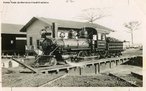 A Estrada de Ferro Madeira-Mamor  uma ferrovia construda entre 1907 e 1912 para ligar Porto Velho a Guajar-Mirim, no atual Estado de Rondnia, no Brasil. Ficou conhecida  poca como a Ferrovia do Diabo, devido  morte de milhares de trabalhadores durante a construo, causada sobretudo por doenas tropicais, complementar  lenda de que sob cada um de seus dormentes existia um cadver. Fotos da Coleo Percival Farquhar do Museu Histrico Nacional.<br><br/> Palavras-chave: relaes de poder, relaes culturais, modernizao, sculo XX.