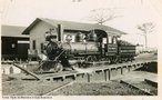 A Estrada de Ferro Madeira-Mamor  uma ferrovia construda entre 1907 e 1912 para ligar Porto Velho a Guajar-Mirim, no atual Estado de Rondnia, no Brasil. Ficou conhecida  poca como a Ferrovia do Diabo, devido  morte de milhares de trabalhadores durante a construo, causada sobretudo por doenas tropicais, complementar  lenda de que sob cada um de seus dormentes existia um cadver. Fotos da Coleo Percival Farquhar do Museu Histrico Nacional.<br><br/> Palavras-chave: relaes de poder, relaes culturais, modernizao, sculo XX.