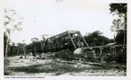 A Estrada de Ferro Madeira-Mamor  uma ferrovia construda entre 1907 e 1912 para ligar Porto Velho a Guajar-Mirim, no atual Estado de Rondnia, no Brasil. Ficou conhecida  poca como a Ferrovia do Diabo, devido  morte de milhares de trabalhadores durante a construo, causada sobretudo por doenas tropicais, complementar  lenda de que sob cada um de seus dormentes existia um cadver. Fotos da Coleo Percival Farquhar do Museu Histrico Nacional.<br><br/> Palavras-chave: relaes de poder, relaes culturais, modernizao, sculo XX.