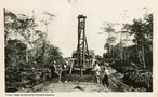 A Estrada de Ferro Madeira-Mamor  uma ferrovia construda entre 1907 e 1912 para ligar Porto Velho a Guajar-Mirim, no atual Estado de Rondnia, no Brasil. Ficou conhecida  poca como a Ferrovia do Diabo, devido  morte de milhares de trabalhadores durante a construo, causada sobretudo por doenas tropicais, complementar  lenda de que sob cada um de seus dormentes existia um cadver. Fotos da Coleo Percival Farquhar do Museu Histrico Nacional.<br><br/> Palavras-chave: relaes de poder, relaes culturais, modernizao, sculo XX.