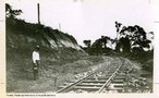 A Estrada de Ferro Madeira-Mamor  uma ferrovia construda entre 1907 e 1912 para ligar Porto Velho a Guajar-Mirim, no atual Estado de Rondnia, no Brasil. Ficou conhecida  poca como a Ferrovia do Diabo, devido  morte de milhares de trabalhadores durante a construo, causada sobretudo por doenas tropicais, complementar  lenda de que sob cada um de seus dormentes existia um cadver. Fotos da Coleo Percival Farquhar do Museu Histrico Nacional.<br><br/> Palavras-chave: relaes de poder, relaes culturais, modernizao, sculo XX.