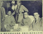 Retrato de Getlio Vargas com Miguel Costa e Gis Monteiro. Getlio Dorneles Vargas se tornou presidente do Brasil aps a Revoluo de 1930, que ps fim  Repblica Velha depondo seu 13 e ltimo presidente da Repblica Washington Lus. Foi presidente da Repblica do Brasil em dois perodos. O primeiro teve durao de 15 anos ininterruptos, de 1930 a 1945. <br><br/> Palavras-chave: relaes de poder, relaes culturais, Getlio Vargas, Revoluo de 1930.