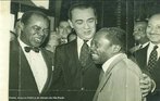 O presidente Juscelino Kubitscheck, com Louis Armstrong (à sua esquerda), Grande Otelo (à direita) e Pixinguinha (ao fundo), em 1957.<br><br/> Palavras-chave: relações de poder, relações culturais, música brasileira, arte.