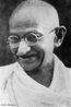 Mohandas Karamchand Gandhi, mais conhecido por Mahatma Gandhi foi um dos idealizadores e fundadores do moderno Estado indiano e um influente defensor do Satyagraha (princpio da no-agresso, forma no-violenta de protesto) como um meio de revoluo. O princpio do satyagraha, frequentemente traduzido como o caminho da verdade ou a busca da verdade, tambm inspirou geraes de ativistas democrticos e anti-racismo, incluindo Martin Luther King e Nelson Mandela. <br><br/> Palavras-chave: relaes de poder, relaes culturais, imperialismo, ndia, protesto no-violento.