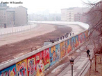 O Muro de Berlim foi construído pela República Democrática Alemã (Alemanha Oriental) durante a Guerra Fria. Construído na madrugada de 13 de Agosto de 1961. O muro simboliza a chamada cortina de ferro entre a Europa Ocidental e o Bloco de Leste. <br><br/> Palavras-chave: relações de poder, relações culturais, muro de Berlim, Guerra Fria. 