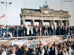 O Muro de Berlim foi construdo pela Repblica Democrtica Alem (Alemanha Oriental) durante a Guerra Fria. Construdo na madrugada de 13 de Agosto de 1961. O muro simboliza a chamada cortina de ferro entre a Europa Ocidental e o Bloco de Leste. <br><br/> Palavras-chave: relaes de poder, relaes culturais, muro de Berlim, Guerra Fria. 